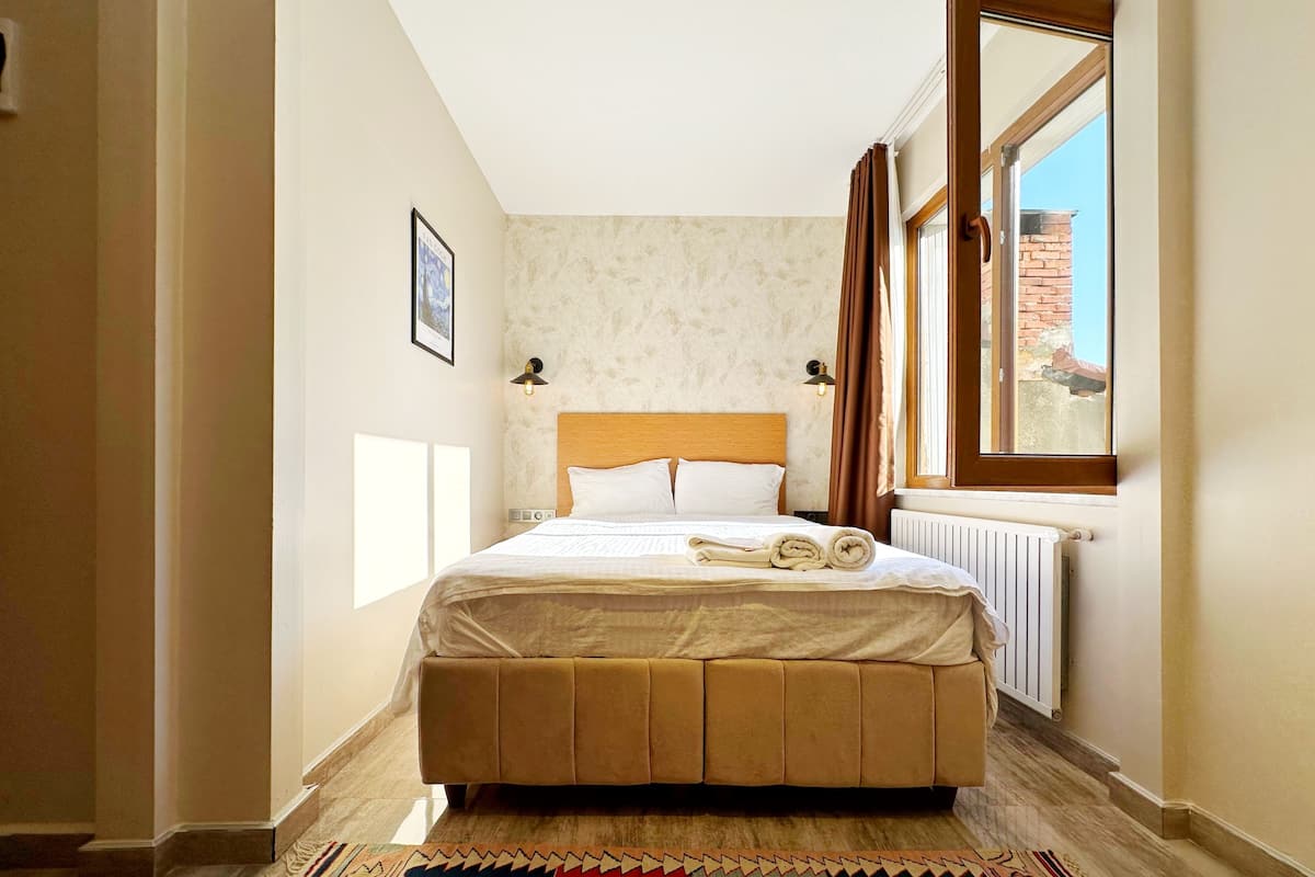 Een minibar met enkele gratis items, een bureau, gratis wifi, beddengoed