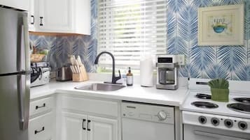 Køleskab, mikrobølgeovn, ovn, kogeplade