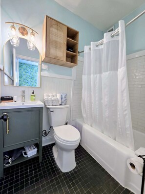 Bathtub, hair dryer, towels - Duval Street Suites full kitchen Old Town with heated pool (Key West)