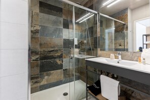 Shower, eco-friendly toiletries, hair dryer, slippers - Golden Tulip Martigues Provence (Martigues)