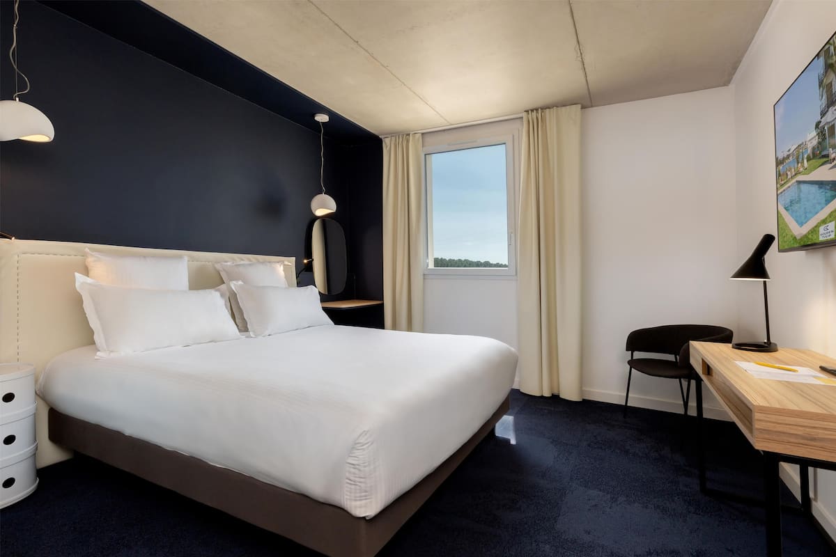 Standard Room, 1 Queen Bed | 1 bedroom, premium bedding, pillowtop beds, in-room safe