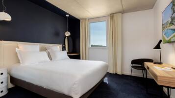 Standard Room, 1 Queen Bed | 1 bedroom, premium bedding, pillowtop beds, in-room safe