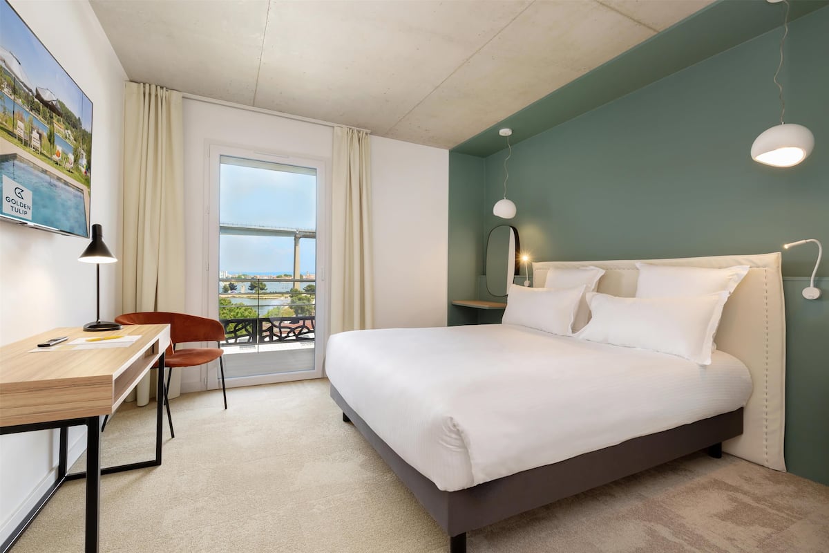 Superior Room, 1 Queen Bed | 1 bedroom, premium bedding, pillowtop beds, in-room safe