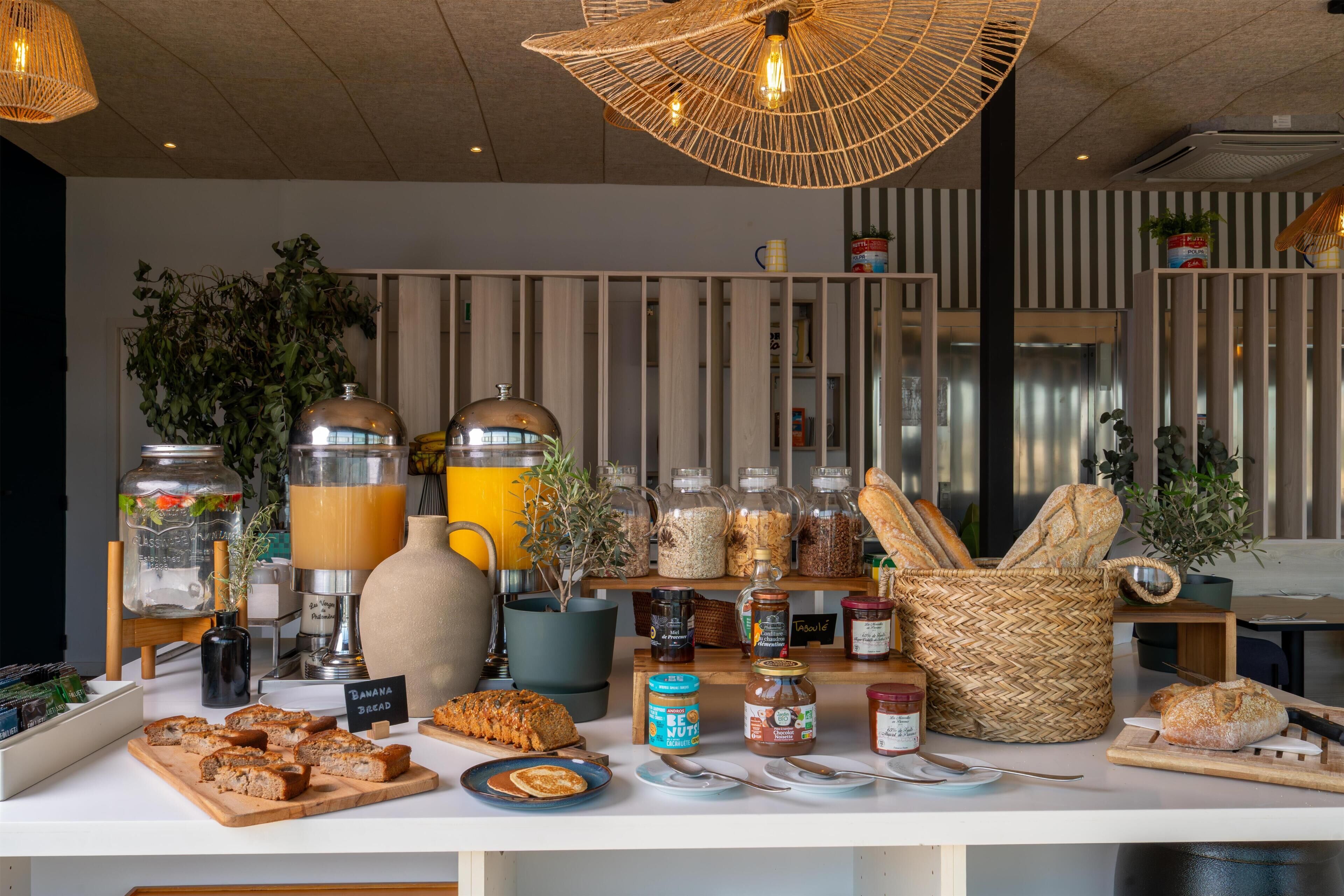 Petit déjeuner buffet servi tous les jours en supplément