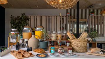 Petit déjeuner buffet servi tous les jours en supplément