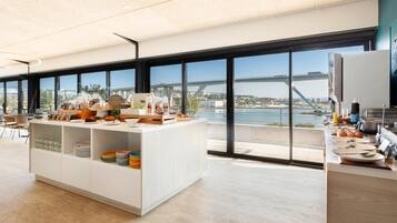 Se ofrece un desayuno continental todos los días (15 EUR por persona)