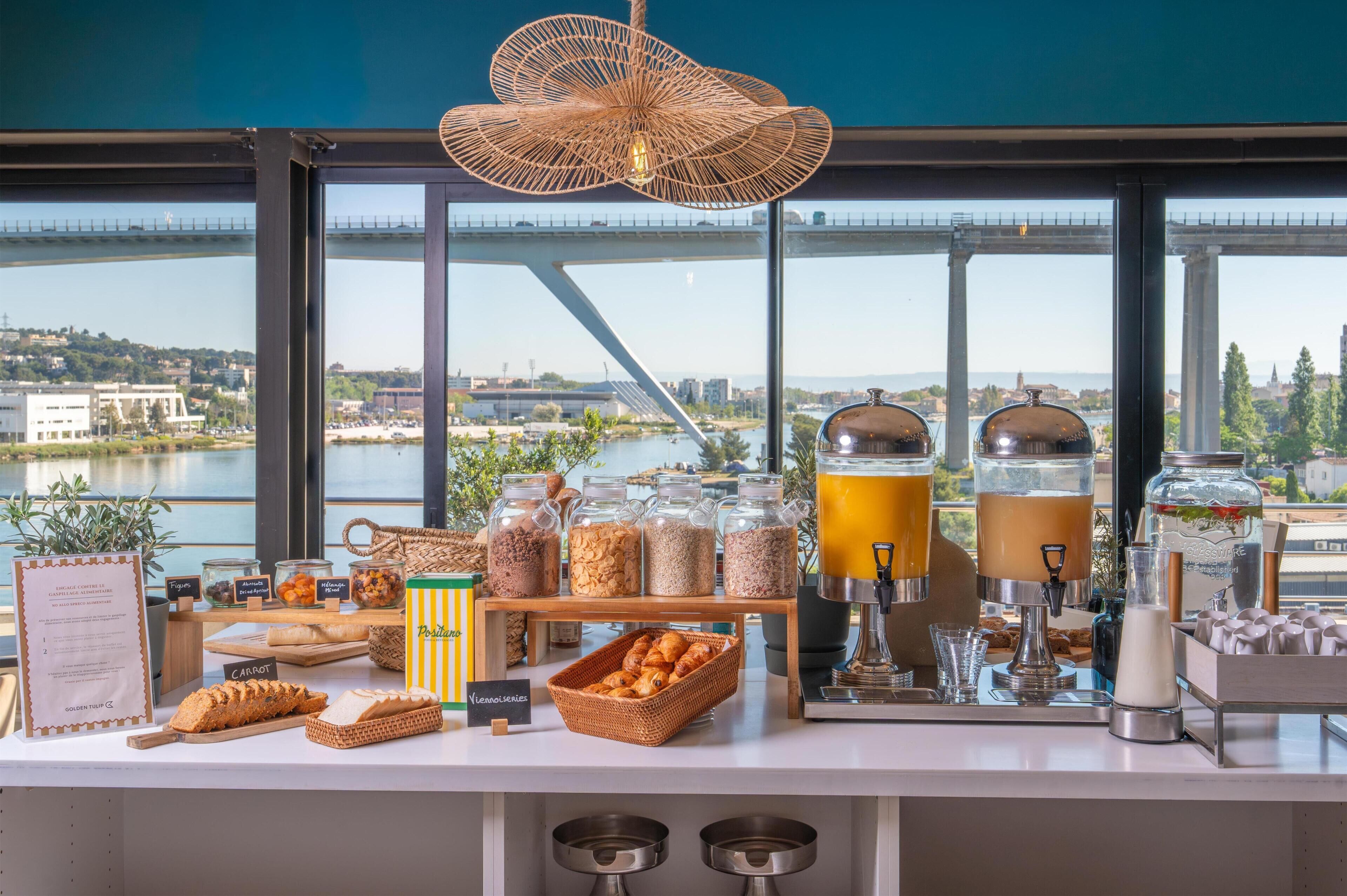 Petit déjeuner buffet servi tous les jours en supplément