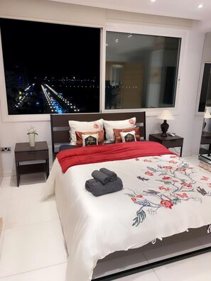 Desk, laptop workspace, iron/ironing board, free WiFi - Larnaca Seaview Rooms (Larnaca)