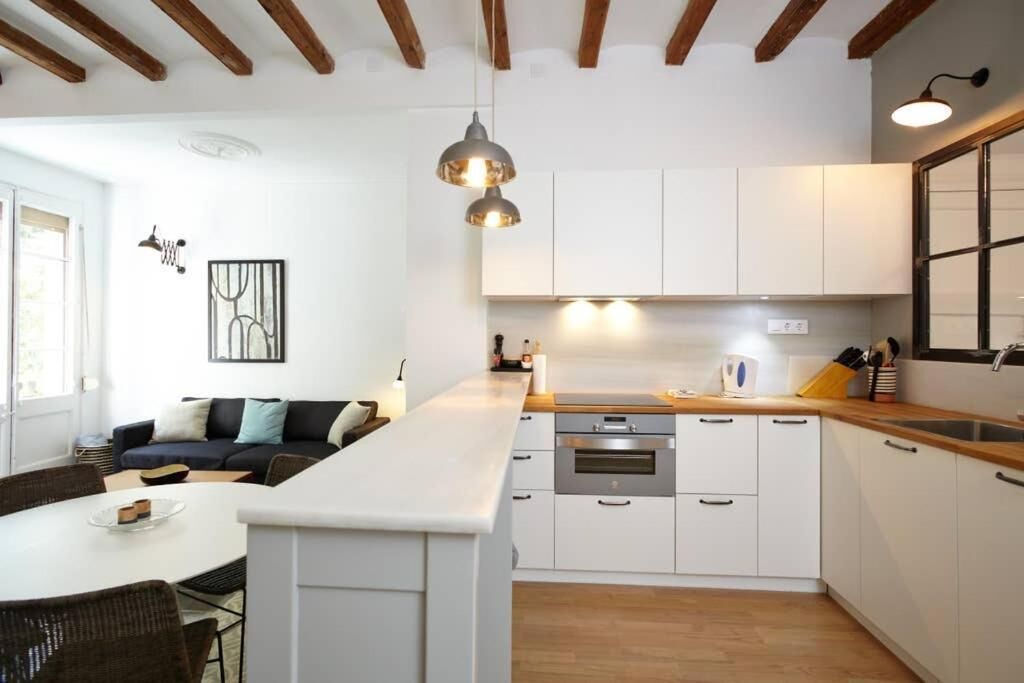 Kylskåp, mikrovågsugn, diskmaskin och kaffe- och tebryggare