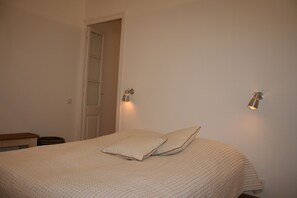 2 bedrooms, iron/ironing board, WiFi, bed sheets
