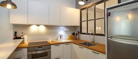 Køleskab, mikrobølgeovn, opvaskemaskine, kaffe-/temaskine