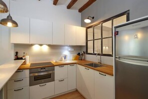 Frigorifero, microonde, lavastoviglie, macchina per tè/caffè