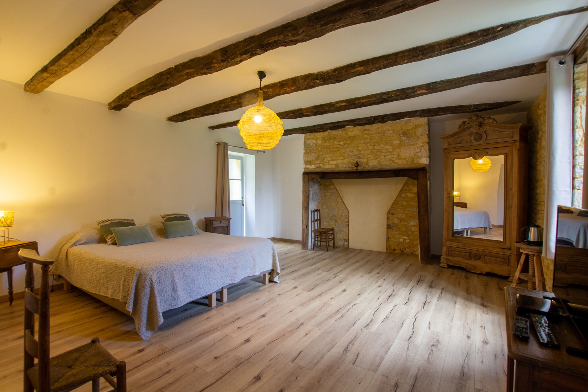 Lou Cantou | Décoration personnalisée, ameublement personnalisé, Wi-Fi gratuit