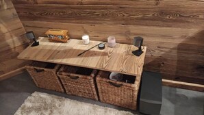 A wooden desk with baskets underneath, a small lamp, and a speaker. - 200m from ski slopes, 2nd floor, tv, 34m², Val Thorens (Val Thorens)