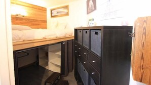 A compact bedroom with a bunk bed, a small desk, and a wardrobe. - 200m from ski slopes, 2nd floor, tv, 34m², Val Thorens (Val Thorens)