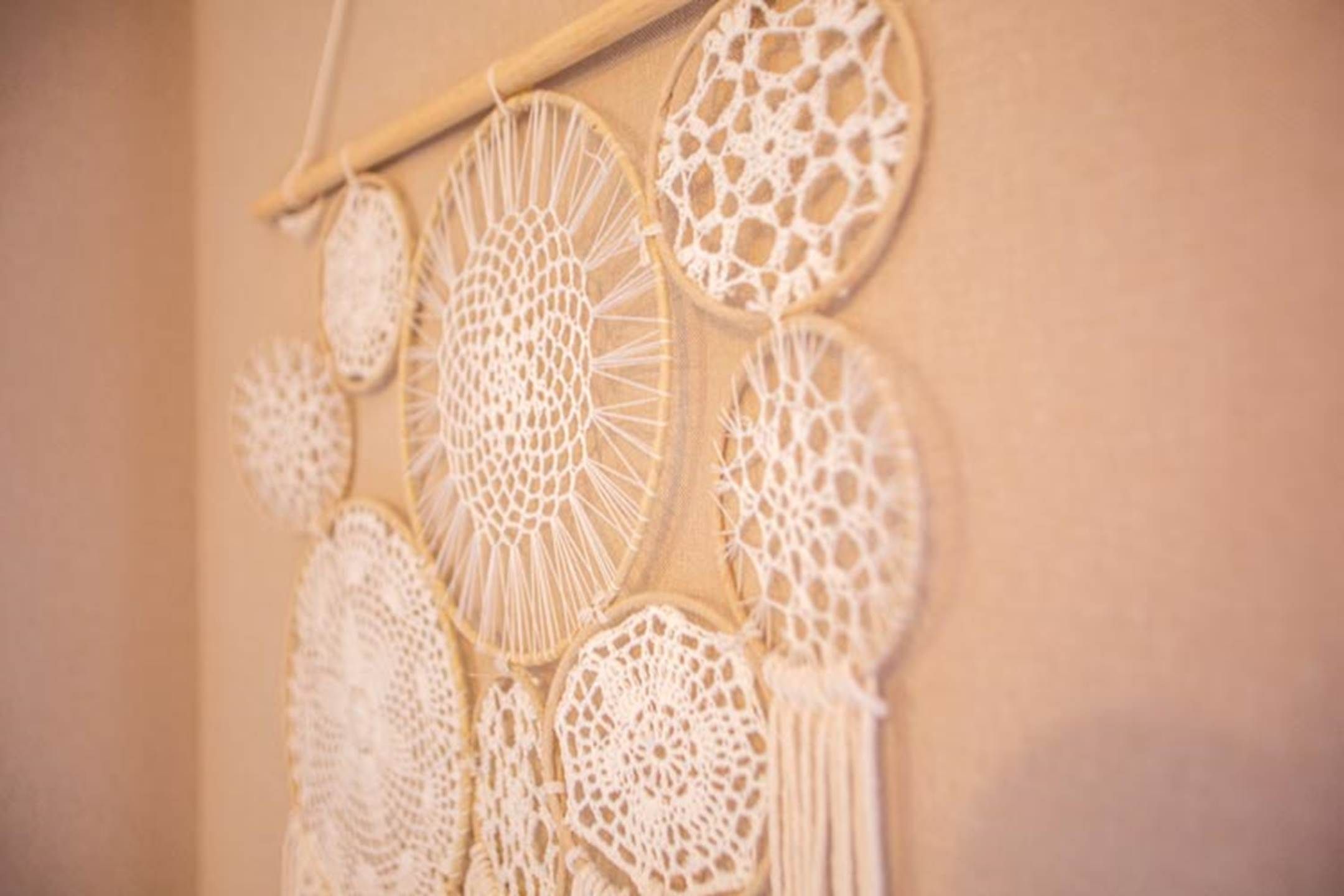 Eine Wand mit mehreren runden Wandbehängen aus Makramee.