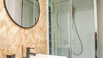 Een douche, een haardroger, handdoeken, zeep