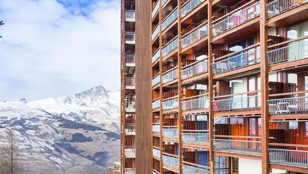 A multi-story hotel with balconies, set against a mountainous backdrop. - 50m from resort center, 6th floor, balcony, 40m², Les Arcs (Les Arcs)