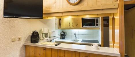 Fridge, microwave, dishwasher, coffee/tea maker