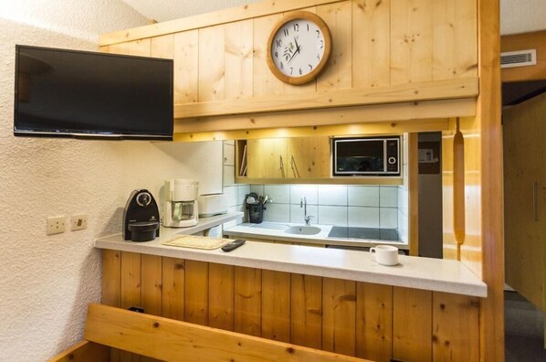 Kylskåp, mikrovågsugn, diskmaskin och kaffe- och tebryggare