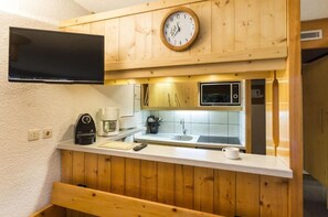 Fridge, microwave, dishwasher, coffee/tea maker