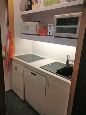 Fridge, microwave, dishwasher, coffee/tea maker