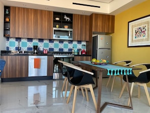 Réfrigérateur, micro-ondes, four, plaque de cuisson