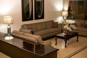 42-inch flat-screen TV with cable channels, TV - Hotel Alameda (Tegucigalpa)