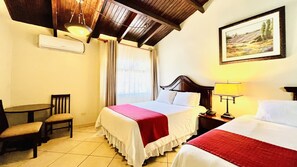 Standaard tweepersoonskamer, voor 1 persoon, gemengd | Een laptopwerkplek, geluiddichte muren, gratis wifi, beddengoed