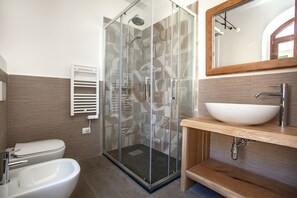 Een douche, een haardroger, een bidet, handdoeken