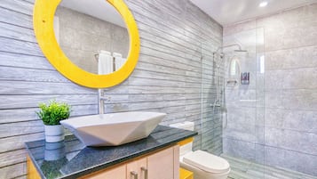 Douche à « effet pluie », serviettes fournies, savon, shampoing