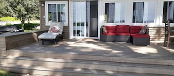 Lakefront sleeps 4-6. MSU events, weddings, golf, close to East Lansing. FISH!