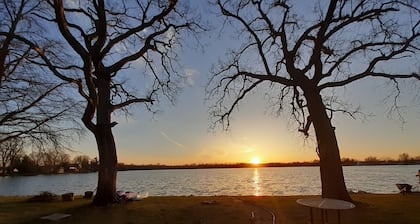 Lakefront sleeps 4-6. MSU events, weddings, golf, close to East Lansing. FISH!