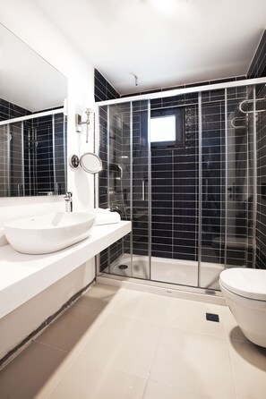 Economy kamer | Badkamer | Een douche, een regendouche, gratis toiletartikelen, een haardroger