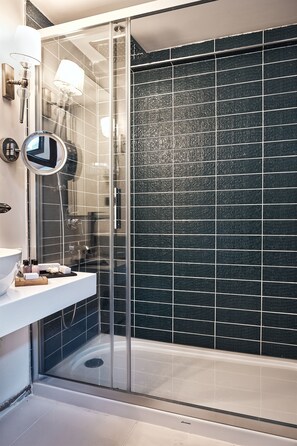 Een douche, een regendouche, gratis toiletartikelen, een haardroger