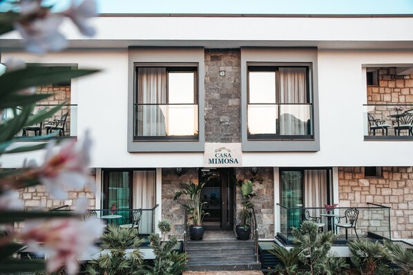 A modern two-story building with a sign reading "Casa Mimosa." - Casa Mimosa Hotel (Karaburun)