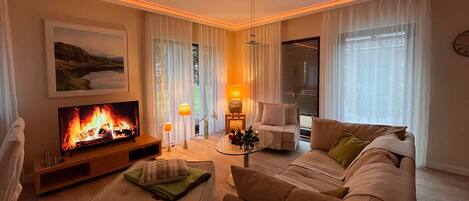 Smart-TV, DVD-spiller, bøker og musikkbibliotek