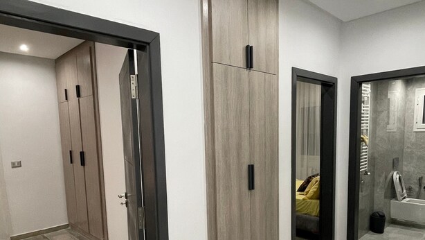 Ein modernes Interieur mit einem Flur, der zum Schlafzimmer und Badezimmer führt.