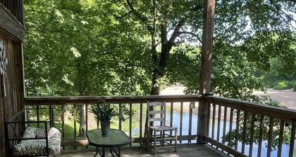 Mama Bears Cozy Creekside Cabin at Up The Creek