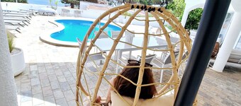 Luxurious 4 bedroom villa with heated pool and beautiful ocean view in Salema