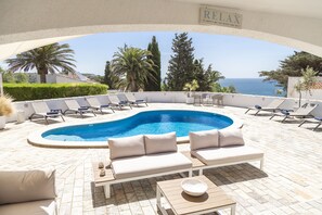 Outdoor pool, a heated pool - Luxurious 4 bedroom villa with heated pool and beautiful ocean view in Salema (Salema)