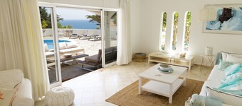 Luxurious 4 bedroom villa with heated pool and beautiful ocean view in Salema