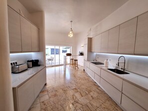 Fridge, oven, stovetop, dishwasher