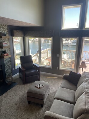 Smart-TV, peis og bøker