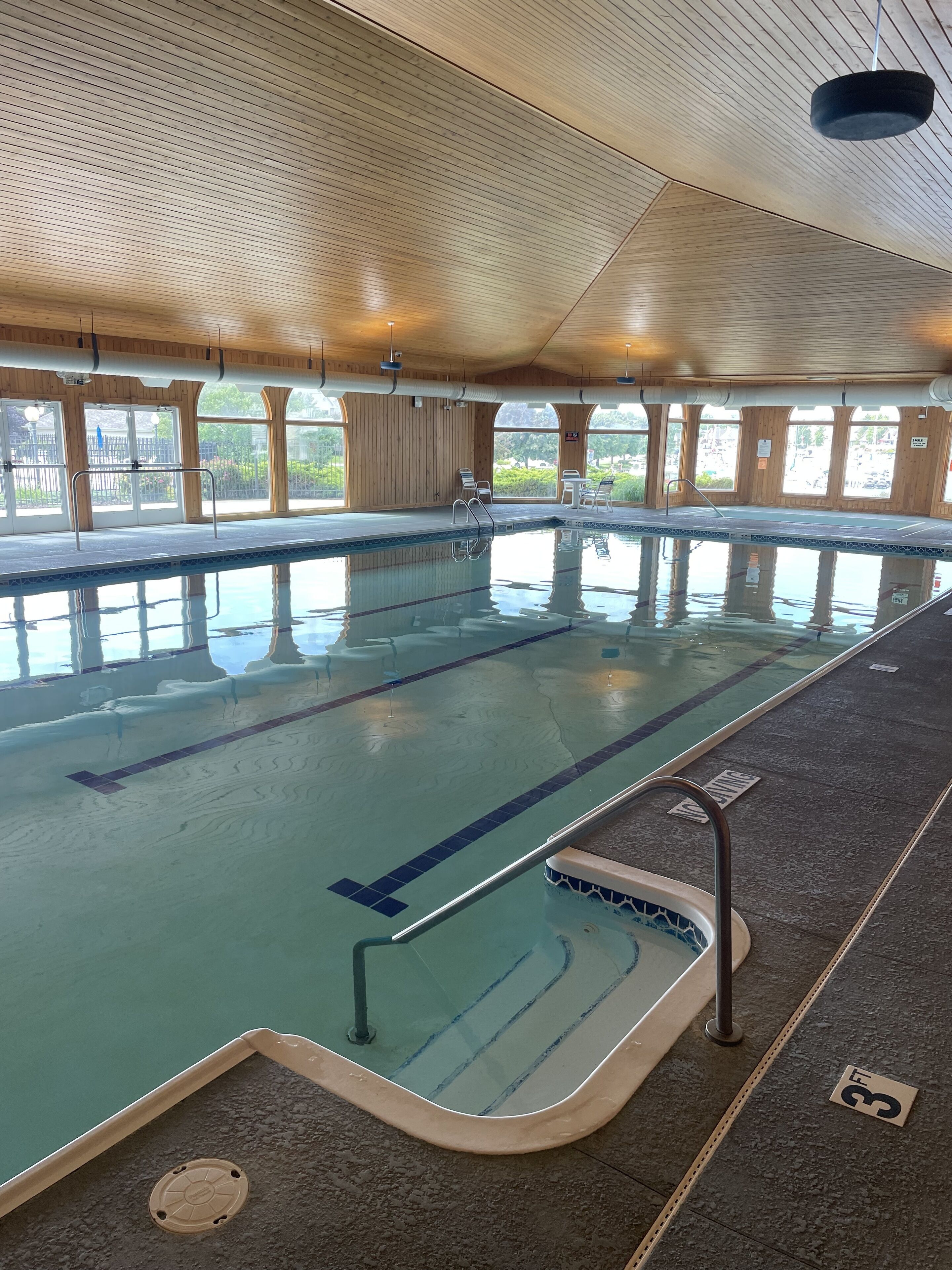 Alberca techada y alberca al aire libre