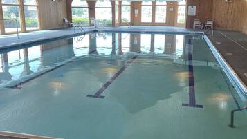 Inomhuspool och utomhuspool