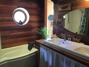 Badekar, hårtørrer, Toiletpapir