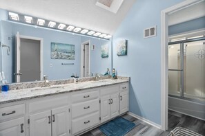 Combined shower/tub, jetted tub, hair dryer, towels