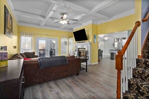 TV connectée, jeux vidéo, lecteur de DVD, baby-foot