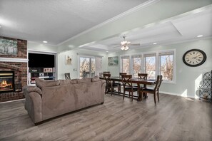 Smart TV, video games, DVD player, foosball - Family and Large Group Friendly Suburb Home! (Overland Park)
